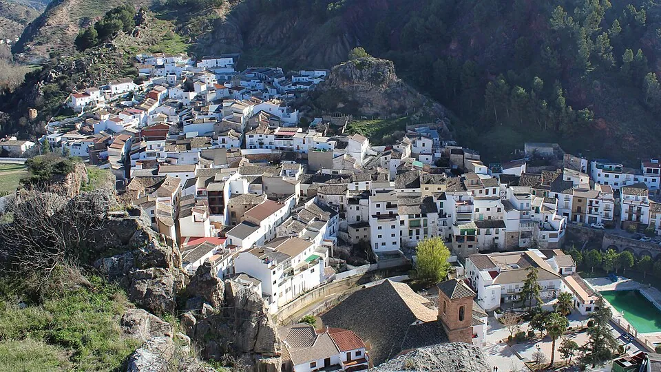 Cambil, entre peñas.