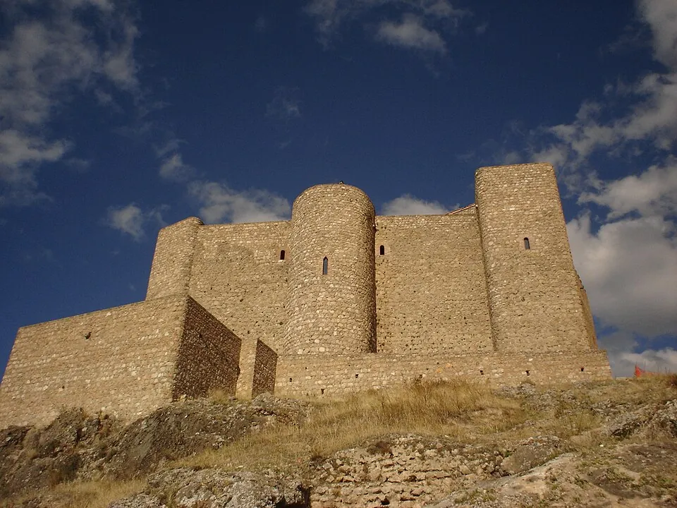 Segura de la Sierra bajo su castillo.